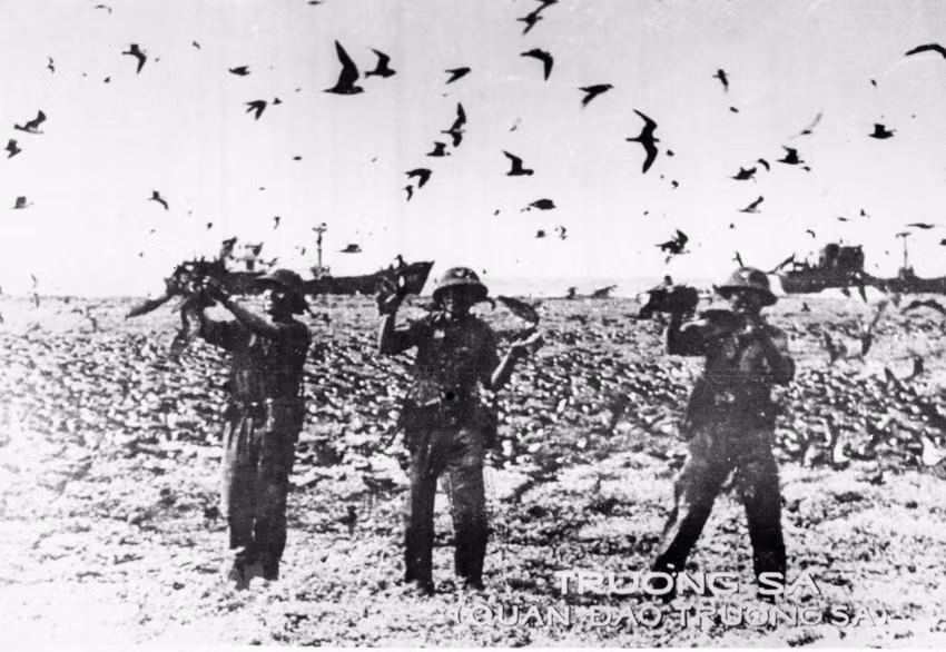 Đây là một bước đi cực kỳ đúng đắn của Tổng quân uỷ Trung ương Việt Nam. Nếu chậm trễ, sau khi lính chế độ cũ bỏ đảo rút chạy, những hòn đảo này về lý thuyết vẫn sẽ thuộc về chúng ta nhưng nếu nước ngoài đổ quân cắm cờ trước, sẽ rất khó để đòi lại được chủ quyền sau này. Nguồn ảnh: TTXVN.