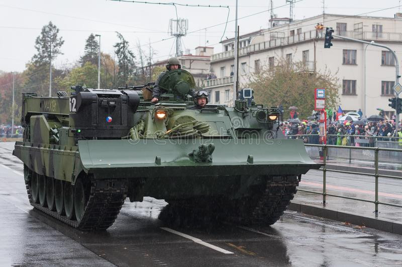 Bộ tời của BREM-1 có sức kéo lên tới 35 tấn, khi kết hợp vừa kéo, vừa lùi xe và hệ thống ròng rọc sẽ đủ sức để "lôi" những chiếc xe tăng cứng đầu nhất ra khỏi bùn lầy, hầm hào hay thậm chí là từ lòng sông lôi lên. Nguồn ảnh: Pinterest.