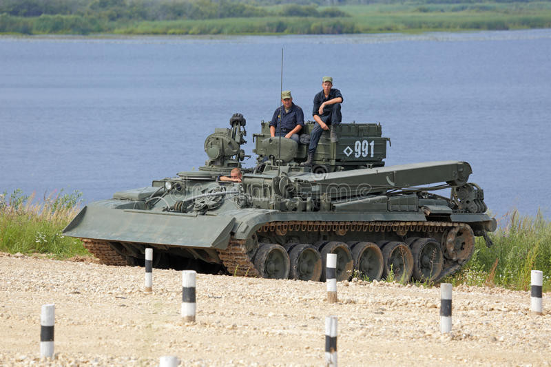 Dù không có tháp pháo, tuy nhiên BREM-1 cũng có kíp chiến đấu bao gồm 3 người như T-90. Cụ thể, xe bao gồm trưởng xa, lái xe và một người điều khiển máy cẩu. Nguồn ảnh: Pinterest.