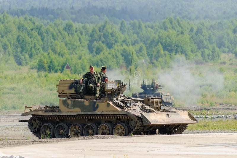 Cuối cùng, xe hỗ trợ công binh BREM-1 được trang bị một gầu ủi rộng 3,1 mét có khả năng san phẳng 45cm đất. Mặc dù không sâu lắm, tuy nhiên đây cũng là một tác dụng khá hữu hiệu trên chiến trường, đặc biệt là khi BREM-1 vốn dĩ không được thiết kế để làm công việc xúc, ủi đất. Nguồn ảnh: Pinterest.