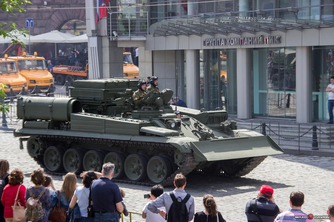 BREM-1 được trang bị cần cẩu tải trọng 20 tấn, cho phép tháo dỡ bất cứ bộ phận nào của xe tăng T-90 một cách nhanh chóng. Thậm chí, mọi loại xe tăng chủ lực của phương Tây cũng có thể được tháo dỡ tháp pháo, động cơ,... bằng hệ thống cẩu này. Nguồn ảnh: Pinterest.