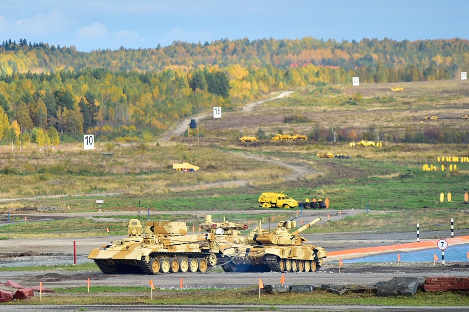 Trong cuộc duyệt binh mừng Ngày Chiến Thắng cách đây ít năm ở Moscow, một khẩu pháo tự hành SU-100 của Nga đã lật từ trên xe kéo xuống đường và chiếc BREM-1 - cũng được đưa tới Moscow để duyệt binh - đã được huy động để giải cứu chiếc SU-100 đang lật ngửa. Nguồn ảnh: Pinterest.