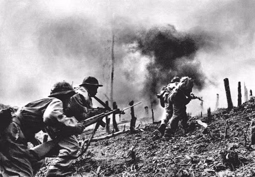 Ban đầu, Kostas Sarantidis được cử nhiệm vụ địch vận, sử dụng khả năng ngoại ngữ của mình để viết truyền đơn, kêu gọi lính nước ngoài phục vụ trong quân đội Lê Dương đào ngũ thay vì chiến đấu một cách phi nghĩa ở quốc gia này.Nguồn ảnh: TL.