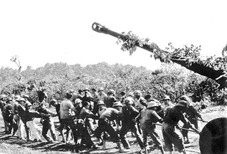 Tới năm 1952, Kostas Sarantidis được giao nhiệm vụ Tổng giám thị Trại tù binh Âu Phi. Lúc này, nhiệm vụ của ông không những là cảm hóa những người tù binh chiến tranh mà bằng mọi điều kiện cho phép trong tình trạng thiếu thốn lúc bấy giờ, phải cải thiện đời sống của người tù, cả về mặt vật chất lẫn tinh thần.Nguồn ảnh: TL.