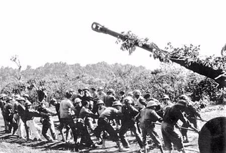 Tới năm 1952, Kostas Sarantidis được giao nhiệm vụ Tổng giám thị Trại tù binh Âu Phi. Lúc này, nhiệm vụ của ông không những là cảm hóa những người tù binh chiến tranh mà bằng mọi điều kiện cho phép trong tình trạng thiếu thốn lúc bấy giờ, phải cải thiện đời sống của người tù, cả về mặt vật chất lẫn tinh thần.Nguồn ảnh: TL.