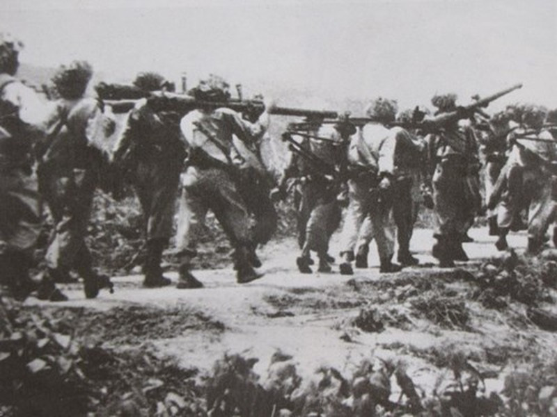 Theo bước chân của binh đoàn Lê Dương, Kostas Sarantidis sang Việt Nam tham chiến. Tuy nhiên khi tới đây, ông đã nhận ra sự man rợ của quân Pháp ở đất Đông Dương. Người Pháp đưa ông sang Việt Nam để hành hạ người bản xứ - chứ không phải chống phát xít Nhật như lời hứa hẹn ban đầu.Nguồn ảnh: TL.