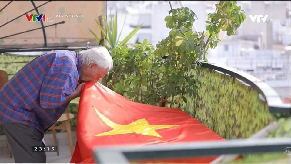 Sinh ra ở Hy Lạp, năm 16 tuổi ông bị phát xít Đức bắt đi lính nhưng đào thoát và lang thang ở đất Nam Tư do không có giấy tờ để về nước. Tới tận khi chiến tranh kết thúc, ông vẫn không thể về nhà vì không chứng minh được mình là người Hy Lạp.Nguồn ảnh: VTV.