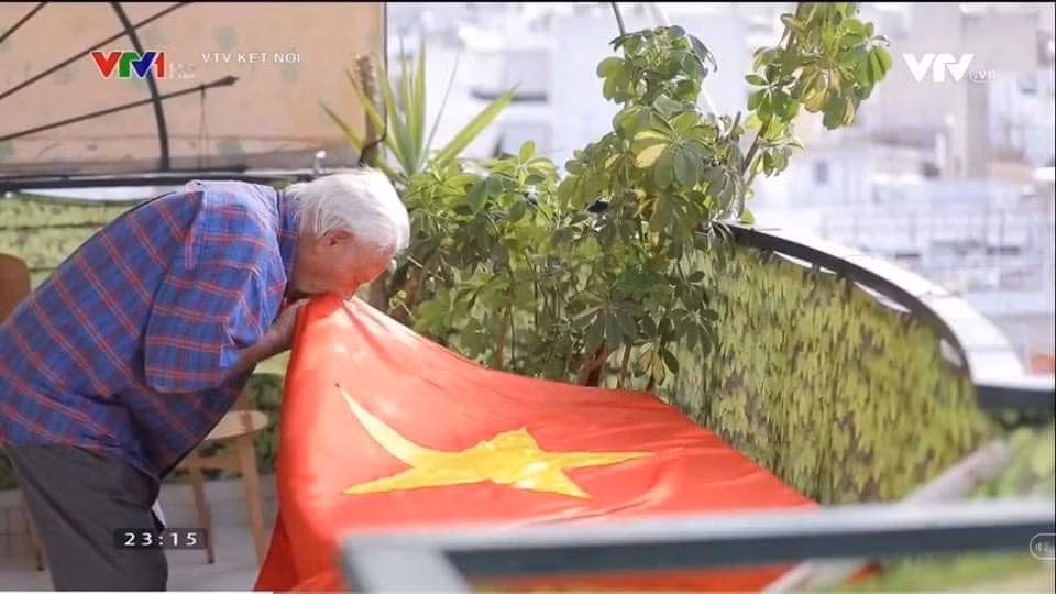 Sinh ra ở Hy Lạp, năm 16 tuổi ông bị phát xít Đức bắt đi lính nhưng đào thoát và lang thang ở đất Nam Tư do không có giấy tờ để về nước. Tới tận khi chiến tranh kết thúc, ông vẫn không thể về nhà vì không chứng minh được mình là người Hy Lạp.Nguồn ảnh: VTV.