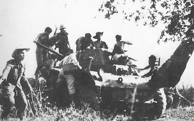 Không thể về nhà và bị bắt vào trại tập trung "cựu binh phát xít Đức", Kostas Sarantidis buộc phải gia nhập binh đoàn Lê Dương - đội quân đánh thuê của Pháp vốn sẵn sàng nhận bất cứ ai, không cần biết tới quốc tịch, màu da hay thậm chí lịch sử phạm tội hình sự ở nước sở tại.Nguồn ảnh: TL.