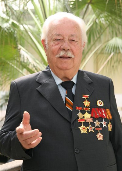 Năm 1965, Kostas Sarantidis làm đơn xin được trở về nước và được chính phủ Việt Nam đồng ý. Về quê hương, ông gia nhập Đảng Cộng Sản Hy Lạp và tiếp tục hoạt động tích cực tới tận ngày nay. Năm 2010, ông được Chủ tịch nước Cộng hòa Xã hội Chủ nghĩa Việt Nam Nguyễn Minh Triết trao quyết định công nhận là công dân Việt Nam. Năm 2013, ông được Chủ tịch nước Trương Tấn Sang ký quyết định phong tặng danh hiệu Anh hùng Lực lượng Vũ trang Nhân dân. Nguồn ảnh: Forb.