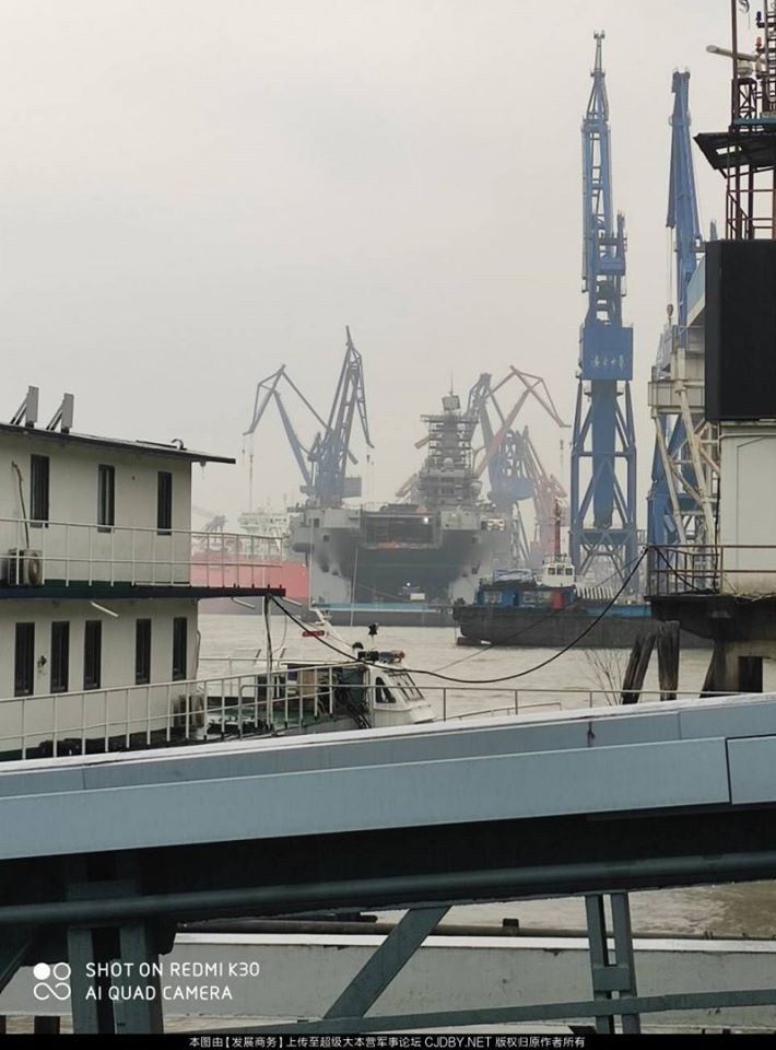 Truyền thông Trung Quốc còn khẳng định rằng tàu đổ bộ tấn công Type 075 vẫn sẽ kịp phục hồi và hoàn thiện nốt trước khi tham gia cuộc diễn tập với Hạm đội Nam Hải tháng 9 tới. Nguồn ảnh: BMDP.