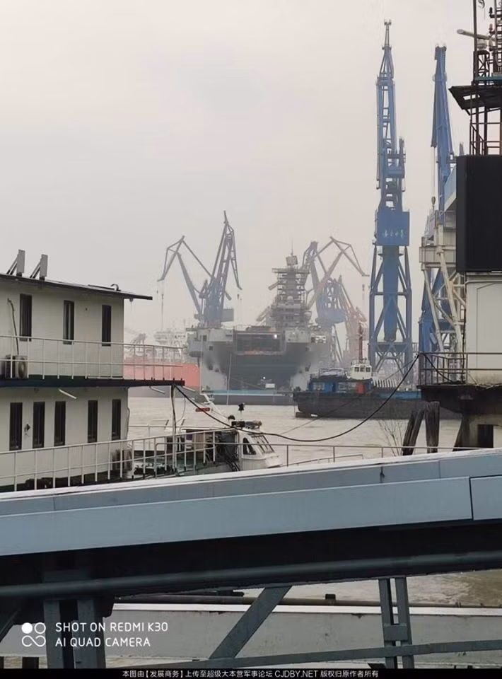 Truyền thông Trung Quốc còn khẳng định rằng tàu đổ bộ tấn công Type 075 vẫn sẽ kịp phục hồi và hoàn thiện nốt trước khi tham gia cuộc diễn tập với Hạm đội Nam Hải tháng 9 tới. Nguồn ảnh: BMDP.
