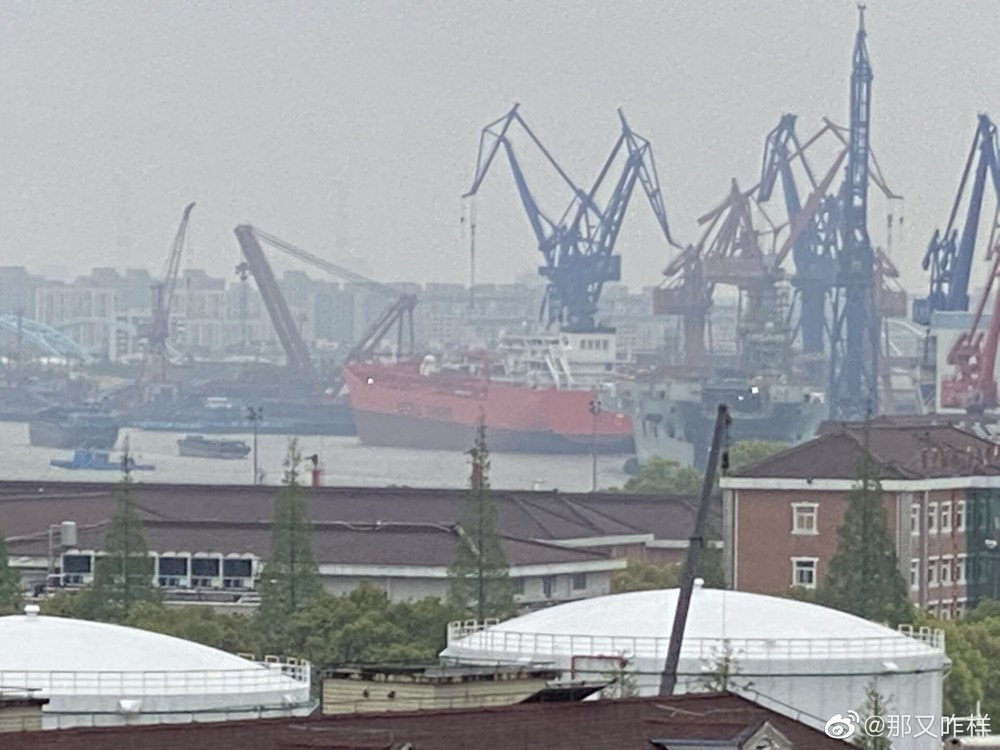 Một điều khá khó hiểu đó là thường mọi tàu chiến hiện nay đều có hệ thống chữa cháy tự động - kể cả những tàu dân sự cũng được trang bị. Tuy nhiên đám cháy trên tàu Type 075 vẫn diễn ra khá lớn. Nguồn ảnh: BMDP.