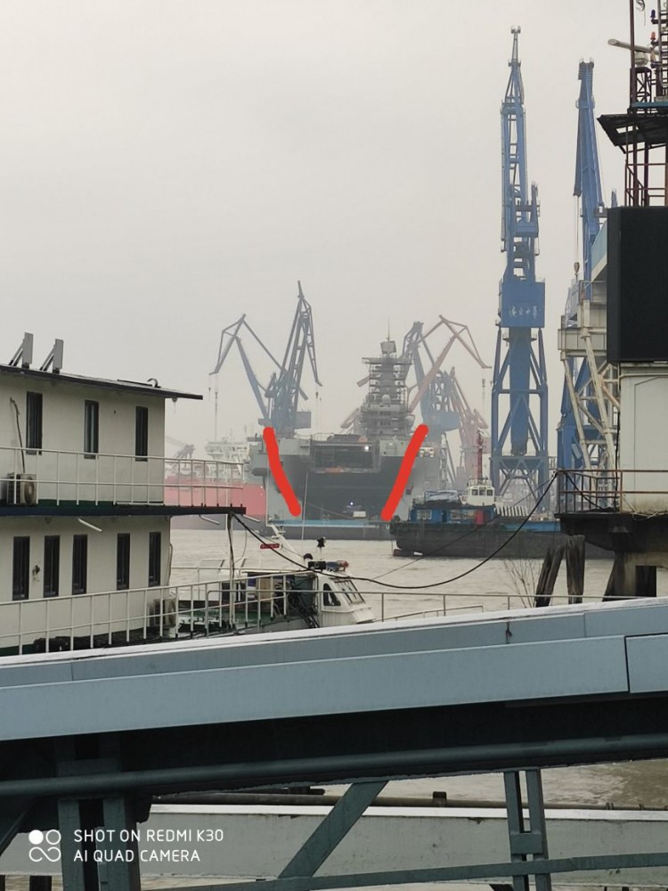 Dựa vào việc muội bám ở khoang sau tàu, truyền thông quốc tế đặt giả thuyết nhiều khả năng vụ cháy xảy ra ở khoang dưới cùng - có thể đã ảnh hưởng nghiêm trọng tới toàn bộ kết cấu của tàu. Nguồn ảnh: BMDP.