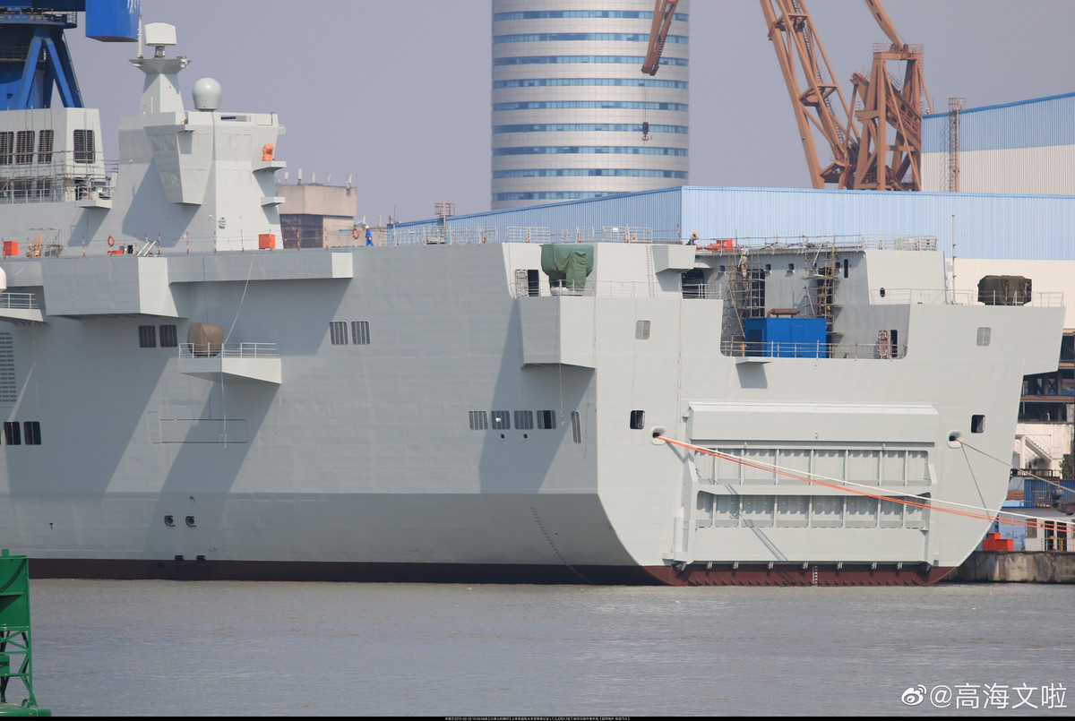 Ngoài việc mang theo được trực thăng, tàu còn có khoang đổ bộ ngay sát mớm nước, cho phép triển khai các tàu đệm khí, thiết giáp lội nước hay đổ lính thuỷ quân lục chiến. Nguồn ảnh: BMDP.