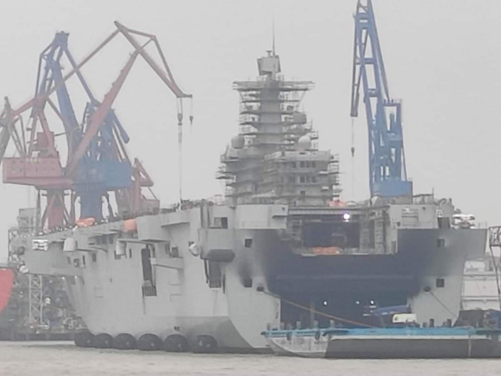 Cận cảnh khoang dưới của tàu đổ bộ Type 075 bị bám muội đen khịt sau vụ cháy hôm 11/4 vừa rồi. Nguồn ảnh: BMDP.