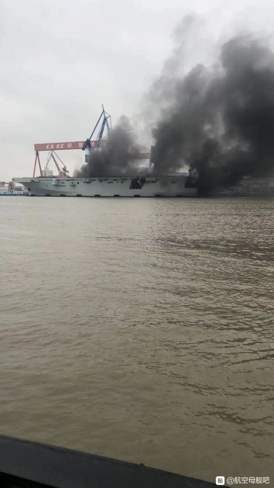 Có thể thấy, vụ cháy dường như bốc ra từ khoang dưới cùng của tàu đổ bộ tấn công Type 075 khiến khói lửa bao trùm toàn bộ tàu vận tải đổ bộ này. Nguồn ảnh: BMDP.