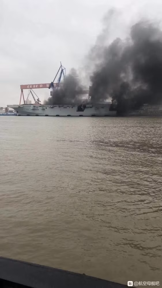 Có thể thấy, vụ cháy dường như bốc ra từ khoang dưới cùng của tàu đổ bộ tấn công Type 075 khiến khói lửa bao trùm toàn bộ tàu vận tải đổ bộ này. Nguồn ảnh: BMDP.