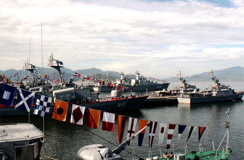 Cụ thể, Nga bàn giao cho Việt Nam 57 toà nhà, 87 km đường dây điện lưới, 62 km đường cáp điện thoại, 25 km công trình ngầm, 250 mét cầu cảng, sân bay, kho bãi,... Tới nay, cảng Cam Ranh vẫn được coi là một trong những quân cảng lớn nhất của Hải quân Việt Nam. Nguồn ảnh: TL.