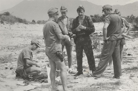 Lính Hải quân Đánh bộ Liên Xô huấn luyện bắn đạn thật tại căn cứ Cam Ranh. Nguồn ảnh: TL.