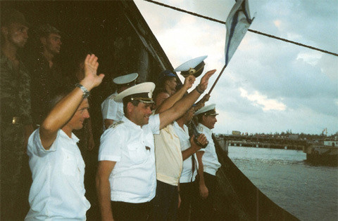 Ngày 4/5/2002, quân đội Nga rút toàn lực lượng khỏi Cam Ranh, trao lại toàn bộ quyền sử dụng, khai thác quân cảng này cho phía Việt Nam kèm theo rất nhiều công trình, trang thiết bị và mạng lưới kỹ thuật hậu cần khác. Nguồn ảnh: TL.