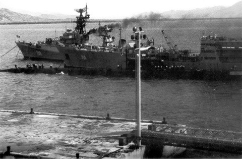 Tàu ngầm, tàu chiến mặt nước cùng với tàu vận tải của Hải quân Liên Xô ở quân cảng Cam Ranh giai đoạn 1980 - 1981. Nguồn ảnh: TL.