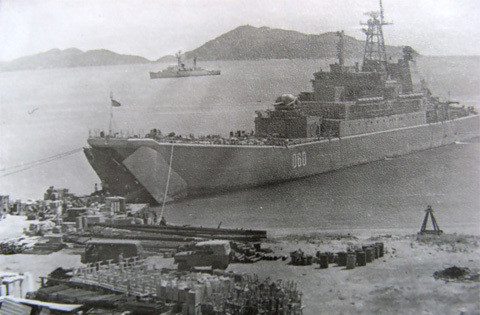 Tàu vận tải đổ bộ cỡ lớn Đề án 775 tại quân cảng Cam Ranh. Nguồn ảnh: TL.