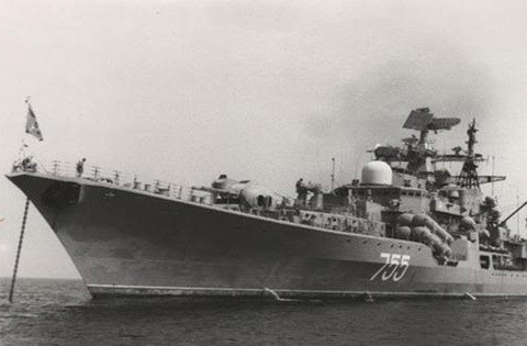 Tàu khu trục mang tên lửa lớp Sovremenny Đề án 956 ngoài khơi bờ biển Cam Ranh. Nguồn ảnh: TL.