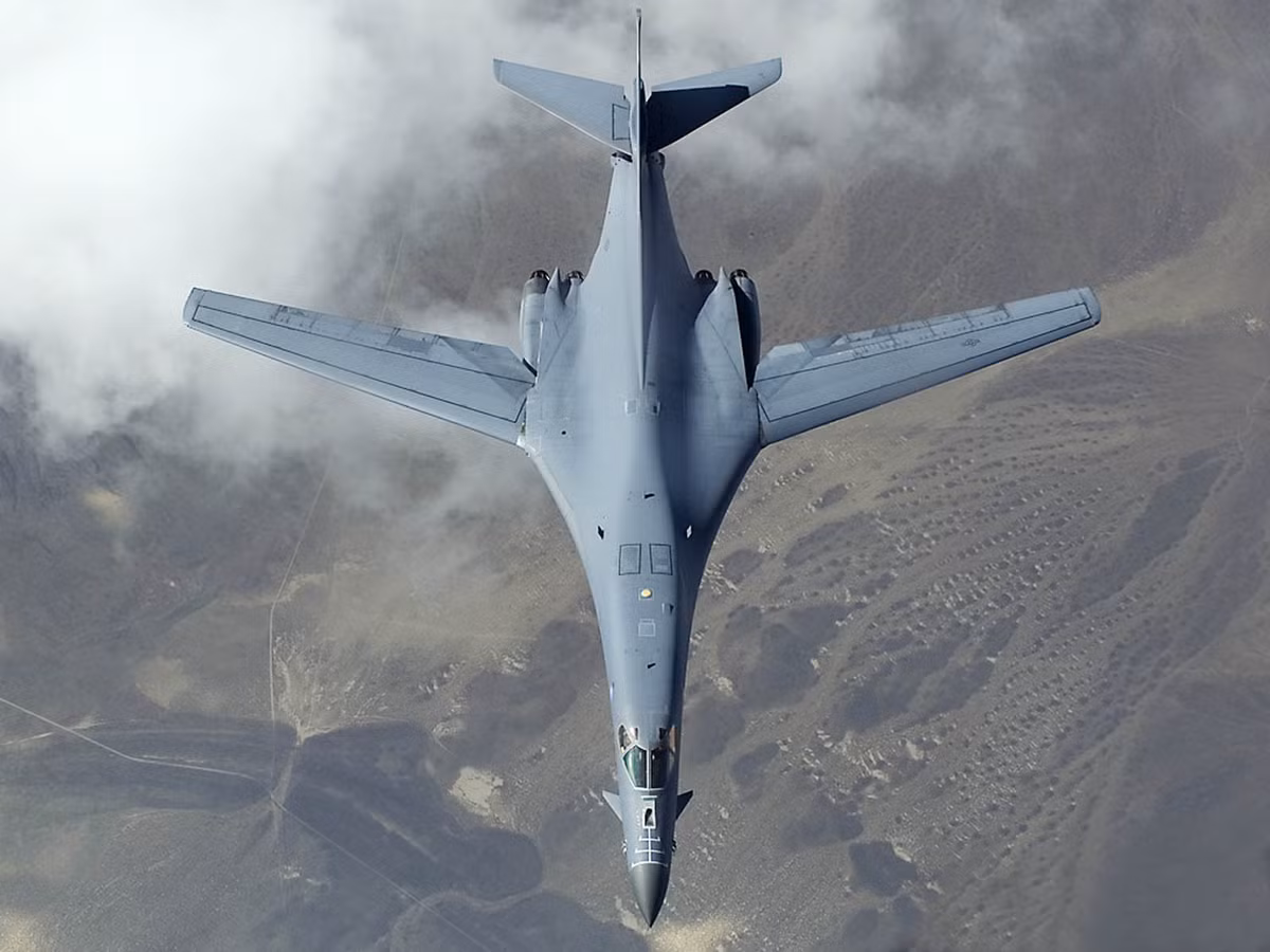 Tốc độ tối đa của B-1B Lancer vào khoảng Mach 2 - tuy nhiên các phi công thử nghiệm khẳng định rằng tốc độ này chỉ là lý thuyết, phi cơ sẽ rung lắc rất lớn và rất khó điều khiển khi bay nhanh hơn Mach 1,4. Nguồn ảnh: BI.