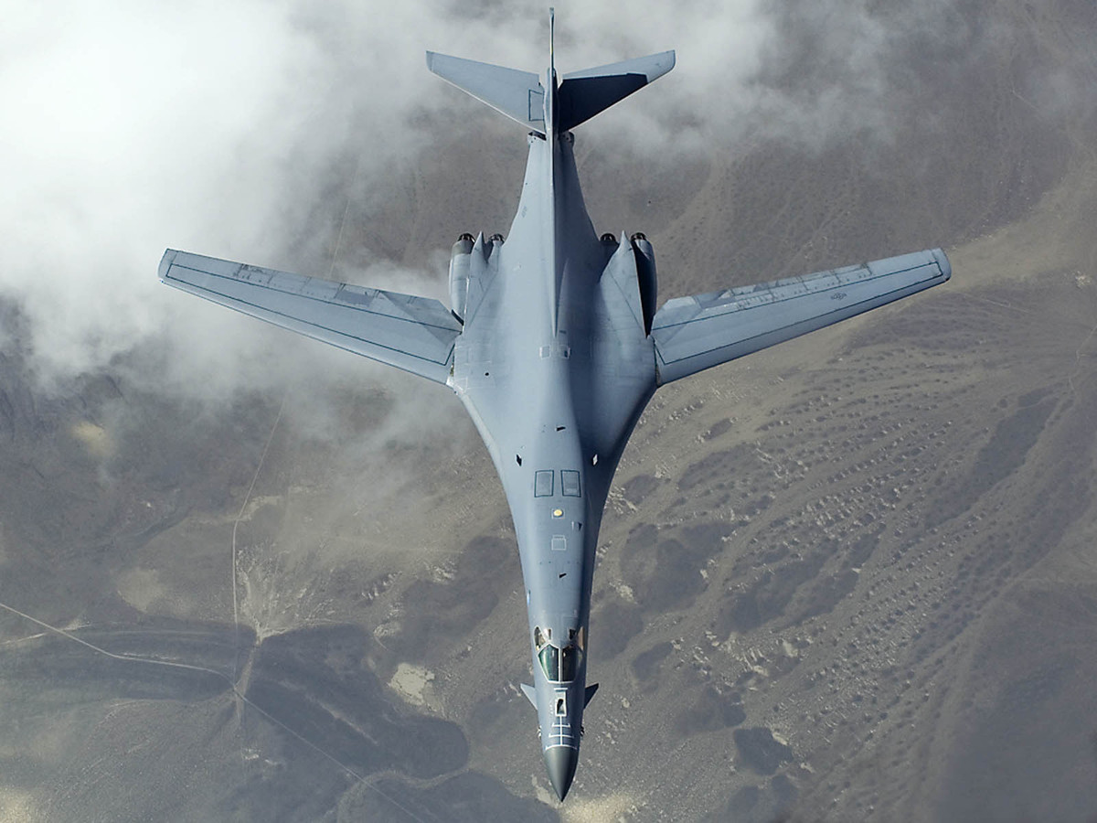 Tốc độ tối đa của B-1B Lancer vào khoảng Mach 2 - tuy nhiên các phi công thử nghiệm khẳng định rằng tốc độ này chỉ là lý thuyết, phi cơ sẽ rung lắc rất lớn và rất khó điều khiển khi bay nhanh hơn Mach 1,4. Nguồn ảnh: BI.