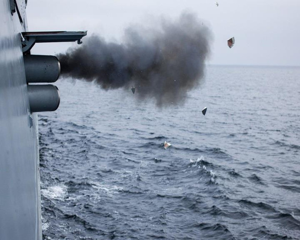 Thậm chí cả khi đã phát hiện ra được ngư lôi của đối phương, việc cơ động né tránh nó cũng là điều khá khó khăn. Một vài loại ngư lôi của Liên Xô, trong đó có loại 65-76A thậm chí còn có khả năng "ngửi" tàu ngầm của đối phương và đuổi theo. Nguồn ảnh: Pinterest.