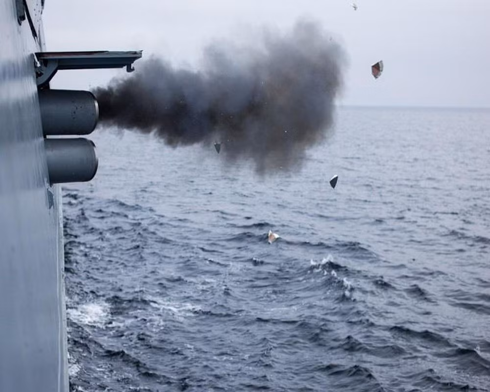 Thậm chí cả khi đã phát hiện ra được ngư lôi của đối phương, việc cơ động né tránh nó cũng là điều khá khó khăn. Một vài loại ngư lôi của Liên Xô, trong đó có loại 65-76A thậm chí còn có khả năng "ngửi" tàu ngầm của đối phương và đuổi theo. Nguồn ảnh: Pinterest.