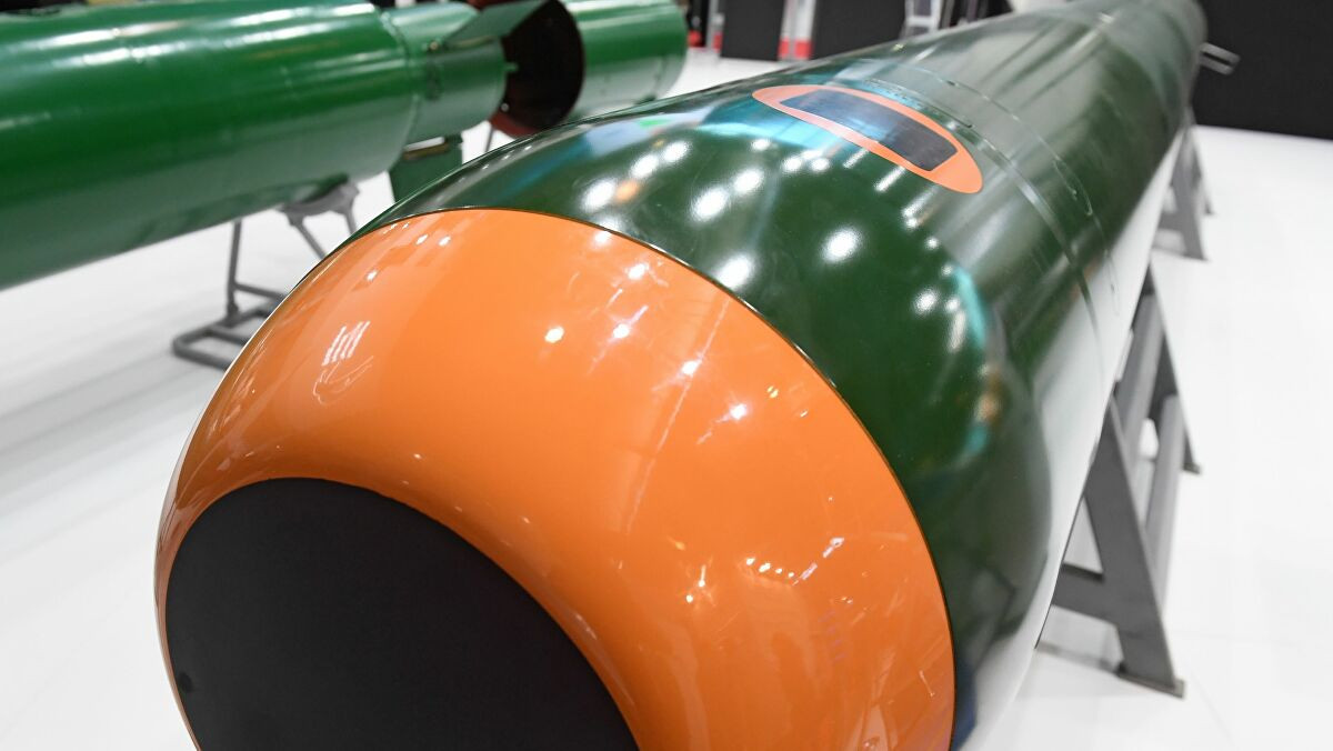 Các ngư lôi kích thước tiêu chuẩn của Liên Xô như 65-76A hay UGST Fizik có đủ sức mạnh để đánh chìm tàu sân bay chỉ bằng một phát bắn trúng sống tàu - tử huyệt của mọi loại tàu mặt nước. Vậy nên không khó để tưởng tượng một tương lai "u ám" với kíp lái tàu ngầm khi chẳng may bị loại ngư lôi này đánh trúng. Nguồn ảnh: Pinterest.