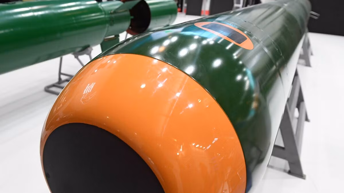 Các ngư lôi kích thước tiêu chuẩn của Liên Xô như 65-76A hay UGST Fizik có đủ sức mạnh để đánh chìm tàu sân bay chỉ bằng một phát bắn trúng sống tàu - tử huyệt của mọi loại tàu mặt nước. Vậy nên không khó để tưởng tượng một tương lai "u ám" với kíp lái tàu ngầm khi chẳng may bị loại ngư lôi này đánh trúng. Nguồn ảnh: Pinterest.