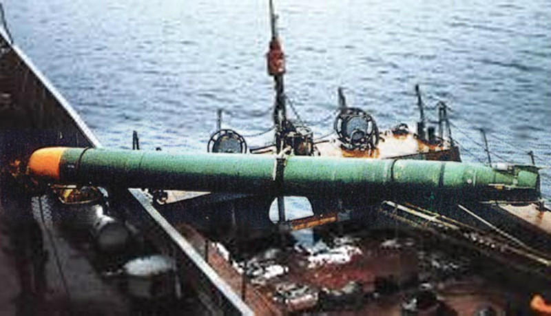 Với một quả ngư lôi, việc tung bẫy mồi và cơ động nhanh có thể cứu sống được thuỷ thủ đoàn tàu ngầm. Mặc dù vậy nên nhớ rằng khi con mồi vào tầm ngắm, sẽ luôn có nhiều hơn một ngư lôi được phóng ra, thậm chí là phóng cả loạt với nhiều hơn 4 ngư lôi cùng lúc. Khi đó, số phận của đối phương đã gần như an bài. Nguồn ảnh: Pinterest.