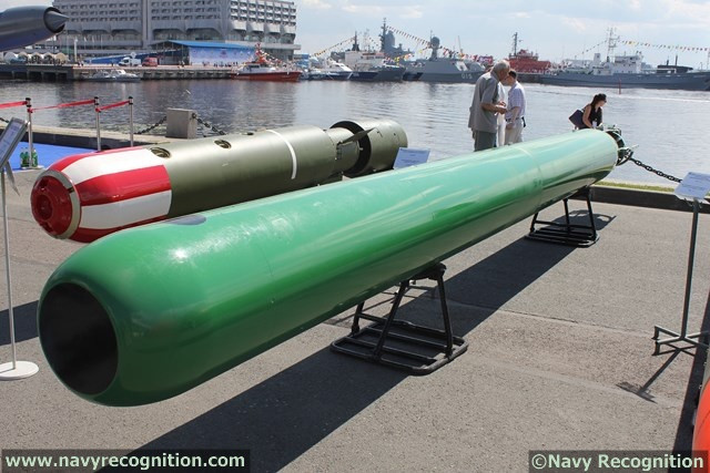 Sĩ quan định vị thuỷ âm là người sử dụng "đôi tai vàng" của mình để nghe ngóng xung quanh tàu ngầm mỗi khi tàu lặn dưới mặt nước. Do âm thanh truyền đi trong nước rất xa, một sĩ quan định vị thuỷ âm với đôi tai vàng có thể phát hiện ra đối phương từ khoảng cách rất lớn. Nguồn ảnh: Pinterest.