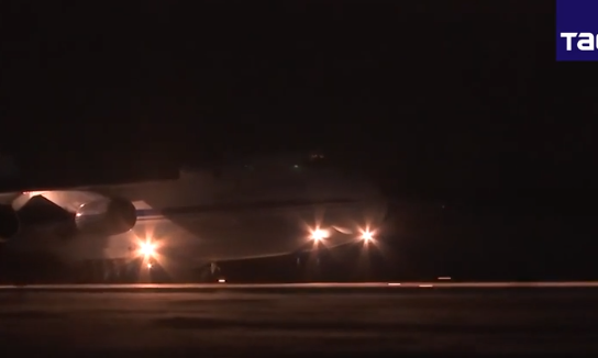 Chuyến bay mang theo khẩu trang và các thiết bị y tế để viện trợ Mỹ trong bối cảnh Xứ sở Cờ Hoa đang chìm trong khủng hoảng nghiêm trọng do virus COVID-19. Nguồn ảnh: TASS.