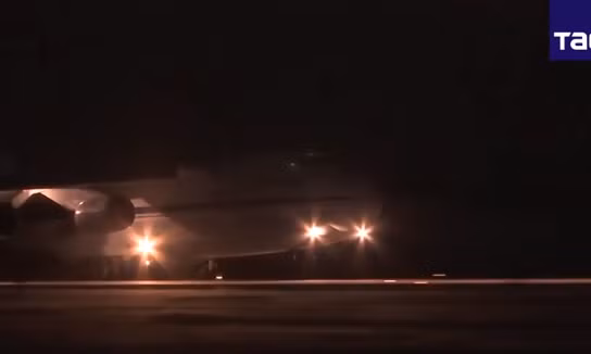 Chuyến bay mang theo khẩu trang và các thiết bị y tế để viện trợ Mỹ trong bối cảnh Xứ sở Cờ Hoa đang chìm trong khủng hoảng nghiêm trọng do virus COVID-19. Nguồn ảnh: TASS.