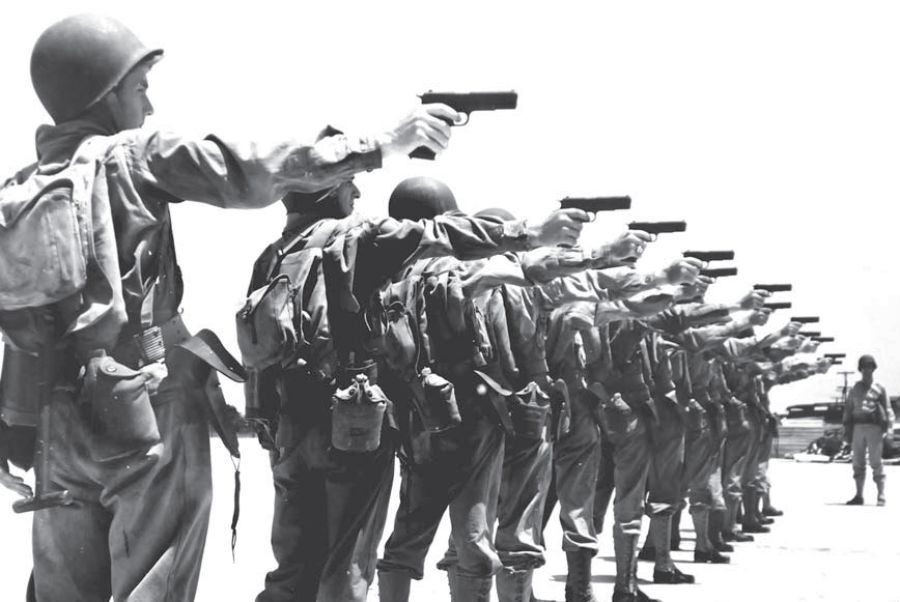 Đó chính là khẩu Colt .45 hay còn có tên gọi M1911 - khẩu súng ngắn được quân đội Mỹ sử dụng từ Chiến tranh Thế giới thứ nhất cho tới tận... ngày nay. Nguồn ảnh: Pinterest.