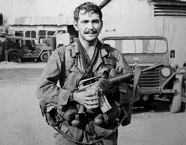 Các đặc nhiệm Mỹ thường mang theo tới 20 hộp tiếp đạn dành cho CAR-15, tương đương với khoảng hơn 600 viên đạn tổng cộng - đủ để họ có thể làm "mưa đạn" dội về phía đối phương khi tháo chạy. Nguồn ảnh: Pinterest.