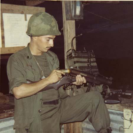 Lượng đạn lớn như vậy đủ để lính Mỹ có thể tác chiến "thoải mái" nhằm cung cấp hoả lực mạnh khi giao tranh. Nến nhớ rằng, đặc nhiệm Mỹ khi được tung vào Trường Sơn hay Hạ Lào rất khó gọi máy bay cung cấp phi pháo hoặc pháo binh vì chủ yếu nằm ngoài tầm yểm trợ. Nguồn ảnh: Pinterest.