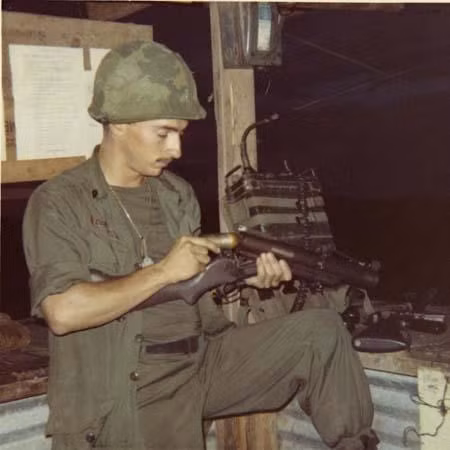 Lượng đạn lớn như vậy đủ để lính Mỹ có thể tác chiến "thoải mái" nhằm cung cấp hoả lực mạnh khi giao tranh. Nến nhớ rằng, đặc nhiệm Mỹ khi được tung vào Trường Sơn hay Hạ Lào rất khó gọi máy bay cung cấp phi pháo hoặc pháo binh vì chủ yếu nằm ngoài tầm yểm trợ. Nguồn ảnh: Pinterest.