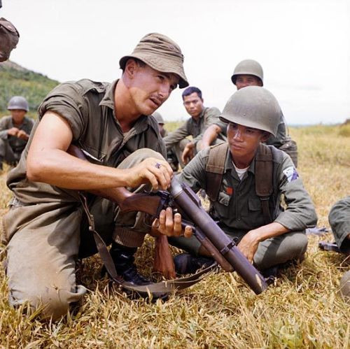 Đặc nhiệm Mỹ khi được thả vào rừng Trường Sơn có thể sẽ mang theo tới 30 viên đạn phóng lựu M79 hoặc ít nhất khoảng 20 viên. Ngoài ra, mọi lính đặc nhiệm khác đều phải mang từ 10 tới 12 viên đạn loại này để cung cấp cho xạ thủ M79 ngay khi cần. Nguồn ảnh: Pinterest.