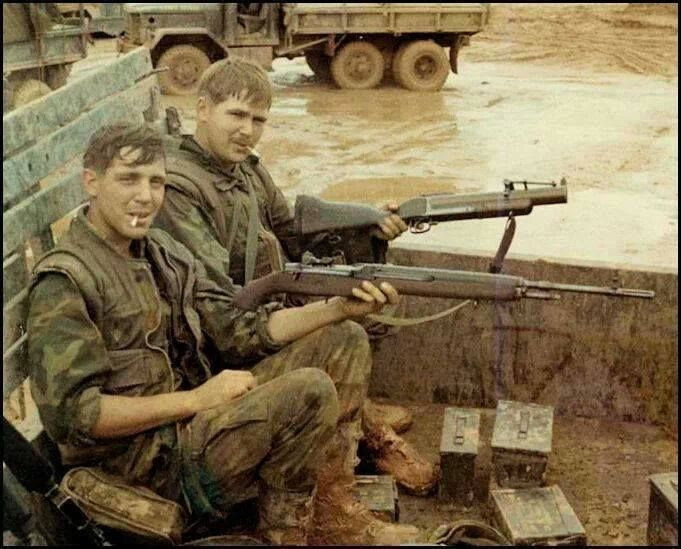 Một loại vũ khí khác không thể thiếu của đặc nhiệm và cả lính Mỹ khi chiến đấu ở Việt Nam đó là súng phóng lựu M79. Loại súng phóng lựu này có khả năng bắn cầu vồng vòng qua vật cản, rất thích hợp để cung cấp hoả lực mạnh khi giao tranh. Nguồn ảnh: Pinterest.