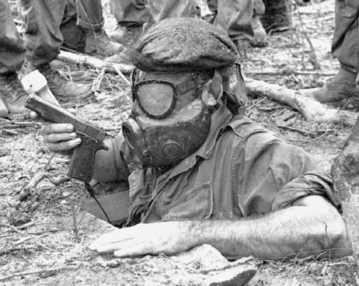 Tuy nhiên M79 không sử dụng được ở tầm gần, người lính mang theo M79 cũng khó có thể xoay sở với một khẩu súng trường tấn công khác bên mình. Vậy nên họ cần một khẩu súng ngắn. Nguồn ảnh: Pinterest.