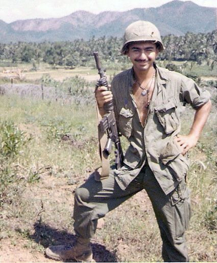 Cụ thể, trong khi súng trường M16 có kích thước dài tới hơn một mét, khẩu CAR-15 chỉ có kích thước khoảng 800 mm - một kích thước đủ nhỏ gọn để có thể xoay sở dễ dàng trong rừng rập nhiệt đới. Nguồn ảnh: Pinterest.