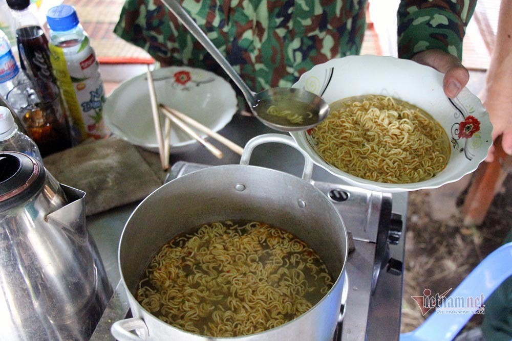 Bữa cơm không có gì khác ngoài vài gói mỳ ăn liền. Nguồn ảnh: Vietnamnet.