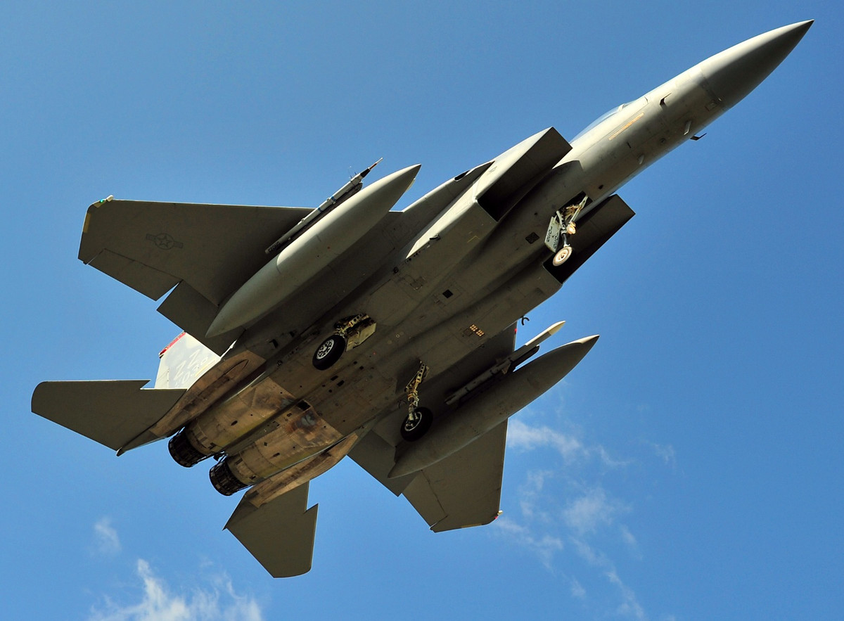 Điều này đồng nghĩa với việc chiến đấu cơ thế hệ 5 sẽ bay chậm hơn, cơ động kém hơn so với các loại tiêm kích thế hệ cũ trước đây. Nguồn ảnh: Pinterest.