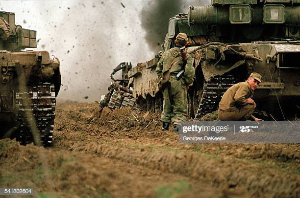 Trong môi trường tác chiến này, các xe tăng đặc biệt tỏ ra dễ bị tổn thương bởi những đòn đánh từ trên... nóc nhà giáng xuống. Nguồn ảnh: Getty.