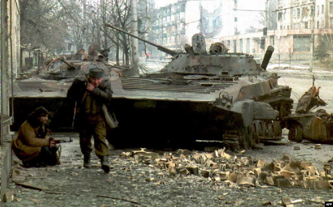 Thậm chí, thiết giáp và xe tăng Nga còn không thể phản công lại đối phương do các loại hoả lực được trang bị trên xe không thể ngóc lên độ cao quá lớn, tấn công vào nóc nhà cao tầng được. Nguồn ảnh: Pinterest.